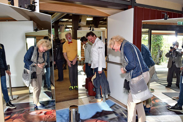 Der Clown „LaPique“ mit gespiegelter Wirklichkeit. (Foto: privat) habermann02