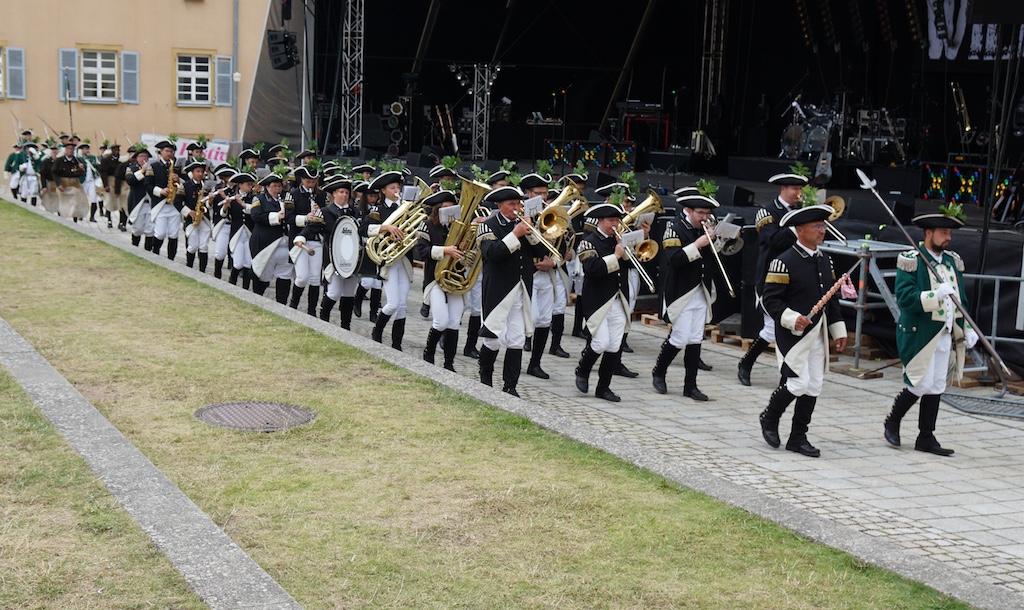 Bürgerwehr_und_Stadtkapelle_Lauchheim_beim_Schlossfest_2025_Copyright_Sibylle_Bönsch.JPG